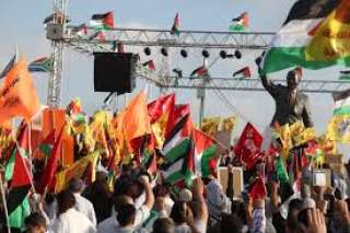 رام الله : عشرات الفلسطينيين يحتشدون دعما للمصالحة الوطنية