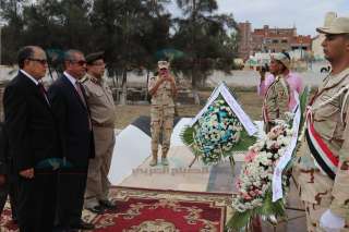 بالصور..محافظ كفرالشيخ ومدير الأمن يضعان إكليلًا من الزهور على قبر الجندى المجهول