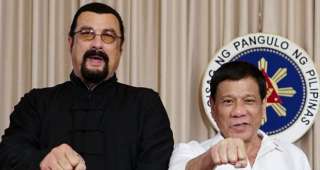 ”سيجال” يستعد لفيلمه الجديد بزيارة الرئيس الفلبيني