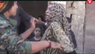 بالفيديو.. امرأة تمزق رداءها الأسود بعد تحريرها من أسر داعش فى الرقة