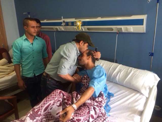 محمد هنيدي في زيارته للمصابين