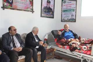 حكومة الوفاق بغزة تزور توفيق أبو نعيم بعد محاولة اغتياله