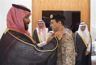 ولي العهد السعودي يسلم القائد الجديد للبحرية رتبته