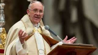 البابا فرنسيس ينتقد رجال الدين الذين يلتقطون الصور بهواتفهم أثناء القداس 