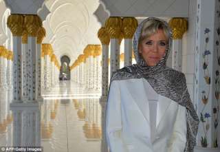 شاهد.. زوجة رئيس فرنسا ”حافية القدمين” وبالحجاب في أبو ظبي 