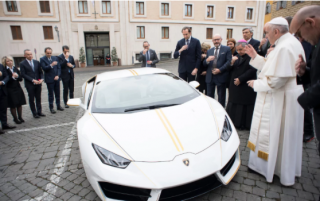 البابا فرنسيس يحصل على سيارة لامبورجينى هدية ويعرضها بمزاد لصالح ”الخير”