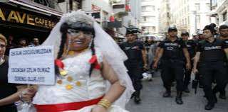 الدستورية التركية تسمح للمثليين بالبحث عن زبائن في الشوارع 