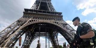 ”عاصفة  إليانور”تغلق برج إيفل وتوقف حركة القطارات في فرنسا
