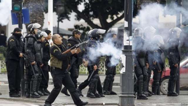 الشرطة التونسية تطلق الغاز المسيل للدموع 