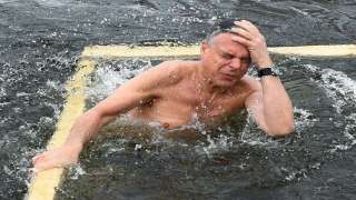 أسوة ببوتين.. السفير الأمريكي يغطس في مياه موسكو المتجمدة