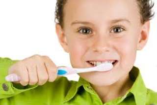 خطوات بسيطة للاعتناء بأسنان طفلك لمنع تراكم البكتيريا 