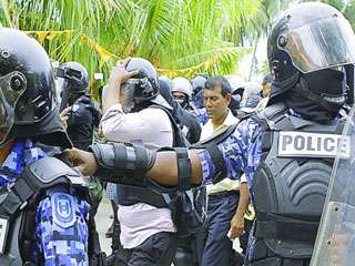 شرطة المالديف تعتقل 25 شخصا بعد احتجاج يطالب باعتقال الرئيس  