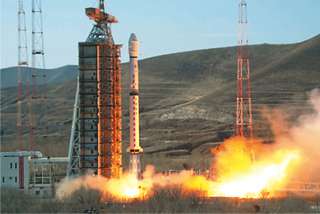 الصاروخ Soyuz الروسى يحمل4 أقمار صناعية أثناء إقلاعه للمدار الأرضى المنخفض