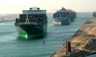 عبور 42 سفينة بقناة السويس بحمولات 3.3 مليون طن