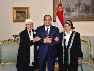 السيسى يستقبل سيدتين تبرعتا لتحيا مصر لتنمية سيناء