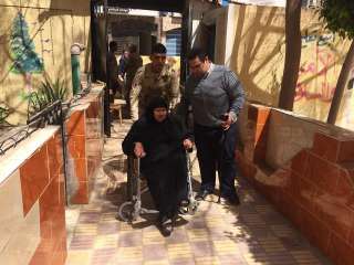بالصور..القوات المسلحة تساعد سيدة مسنة  بكرسي متحرك  للادلاء بصوتها بكفر الشيخ