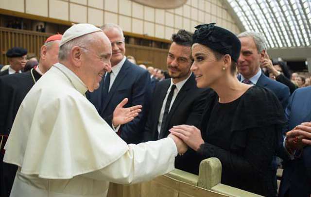 كاتي بيري تلتقي البابا فرانسيس