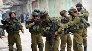 إسرائيل تعتقل 6 فلسطينيين خلال حملة مداهمات بالضفة الغربية