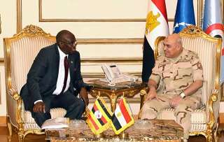 صدقى صبحى يلتقى وزير الدولة الأوغندى لشؤون المحاربين القدامى