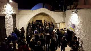 مستوطنون يهود يقتحمون مقامات دينية في عورتا جنوب نابلس  