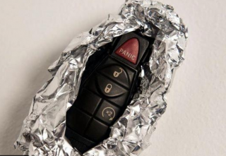 لماذا يجب أن تلف مفتاح سيارتك بورق الألومنيوم؟