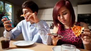 دراسة: الاشخاص الذين يستخدمون الهاتف اثناء الطعام أوالجلوس مع اصدقائهم لايستمتعون بحياتهم