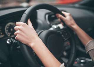 كيف تتفادي الغثيان والدوار وآلام الرأس أثناء ركوب السيارة لمسافات طويلة