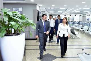 سحر نصر تصطحب وزير التجارة الأوزبكستاني في جولة بمركز خدمات المستثمرين