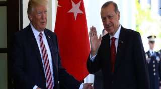 الليرة تواصل تراجعها مع اتهام تركيا لواشنطن بشن حرب اقتصادية