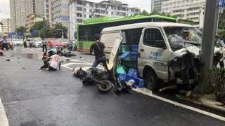 شاهد ..شاحنة مسرعة تدهس المواطنين في الصين 