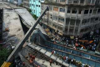 مصرع وإصابة 22 شخصا في انهيار جسر ”كولكاتا” بالهند  