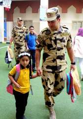 عناصر من القوات المسلحة تصطحب أبناء الشهداء فى الأسبوع الأول من المدارس