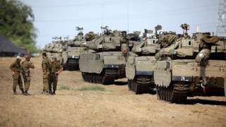 إسرائيل تحشد جيشها على حدود قطاع غزة 
