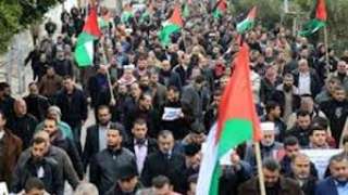 مئات الفلسطينيين يتظاهرون للمطالبة بالإفراج عن الجثامين المحتجزة لدى إسرائيل 