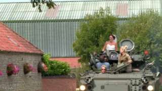 بالصور ..عروس تُزف على متن دبابة حربية بريطانية