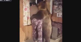 بالفيديو .. رجل يعتزل البشر ويتقاسم حياته مع الدب” سيميون”