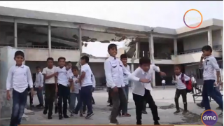 شاهد.. أطفال الموصل يتلقون دروسهم وسط أنقاض مدارسم 