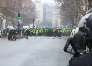 بالفيديو.. احتدام احتجاجات ”السترات الصفراء” وسط باريس ضد غلاء المعيشة