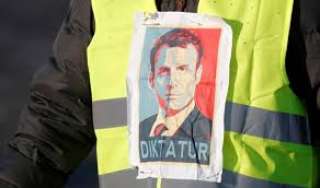 احتجاجات السترات الصفراء تتطيح بشعبية الرئيس الفرنسي