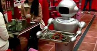 شاهد.. استبدال البشر بالروبوتات في تقديم الطعام بأحد محلات الشهيرة