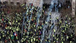تنازلات ماكرون غير كافية.. احتجاجات سترات الغضب الصفراء تحرق العاصمة الفرنسية