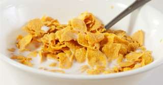 شاهد .. تناول رقائق الذرة فى الفطور خطرًا على صحة الأطفال