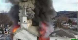شاهد.. لحظة التهام حريق هائل كنيسة أثرية بنيويورك 