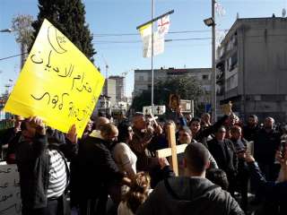 شاهد.. عرض مسيء للديانة المسيحية يشعل التظاهرات أمام متحف حيفا