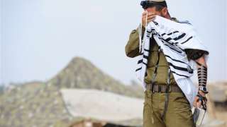 شاهد.. لحظة سقوط جندي إسرائيلي خوفا من المواجهات مع الفلسطينيين 