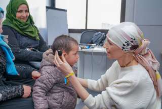 بالفيديو والصور.. أسماء الأسد تشارك أطفالا صما في أول لحظة تواصلهم مع العالم الخارجي 