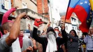 شاهد.. اشتباكات عنيفة بين الشرطة والمعارضة في فنزويلا 