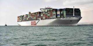 مميش:عبور 421 سفينة قناة السويس بحمولة 28.2 مليون طن فى 9 أيام