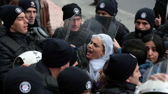  شرطة أردوغان تتحرش بمتظاهرة محجبة 