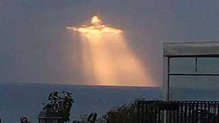 ديلي ميل: نور يشبه تمثال المسيح يظهر بسماء مدينة إيطالية